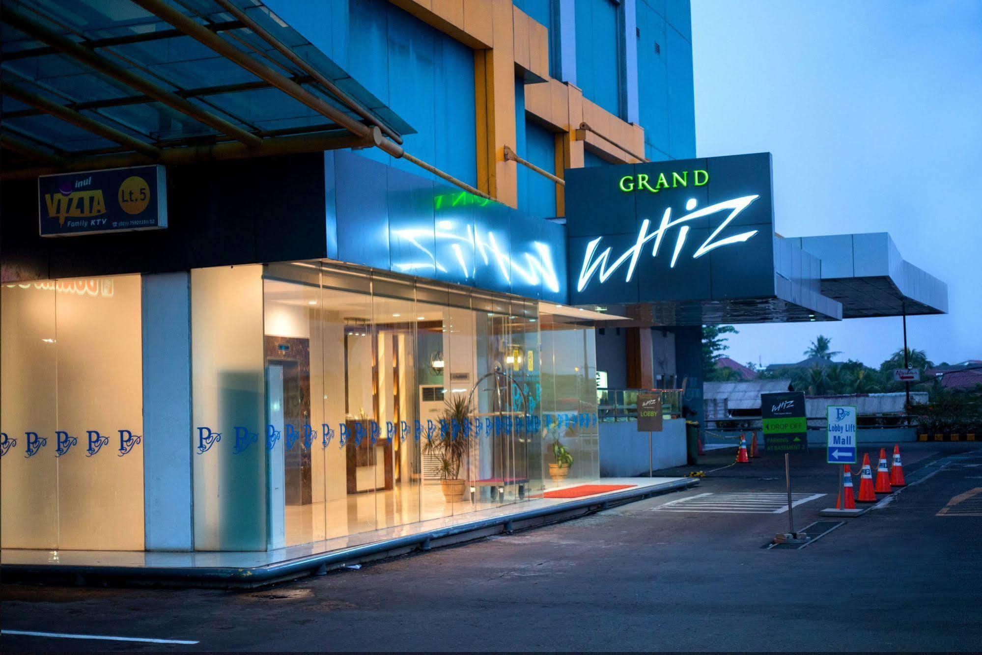 Grand Whiz Poins Simatupang Jakarta Hotel Buitenkant foto